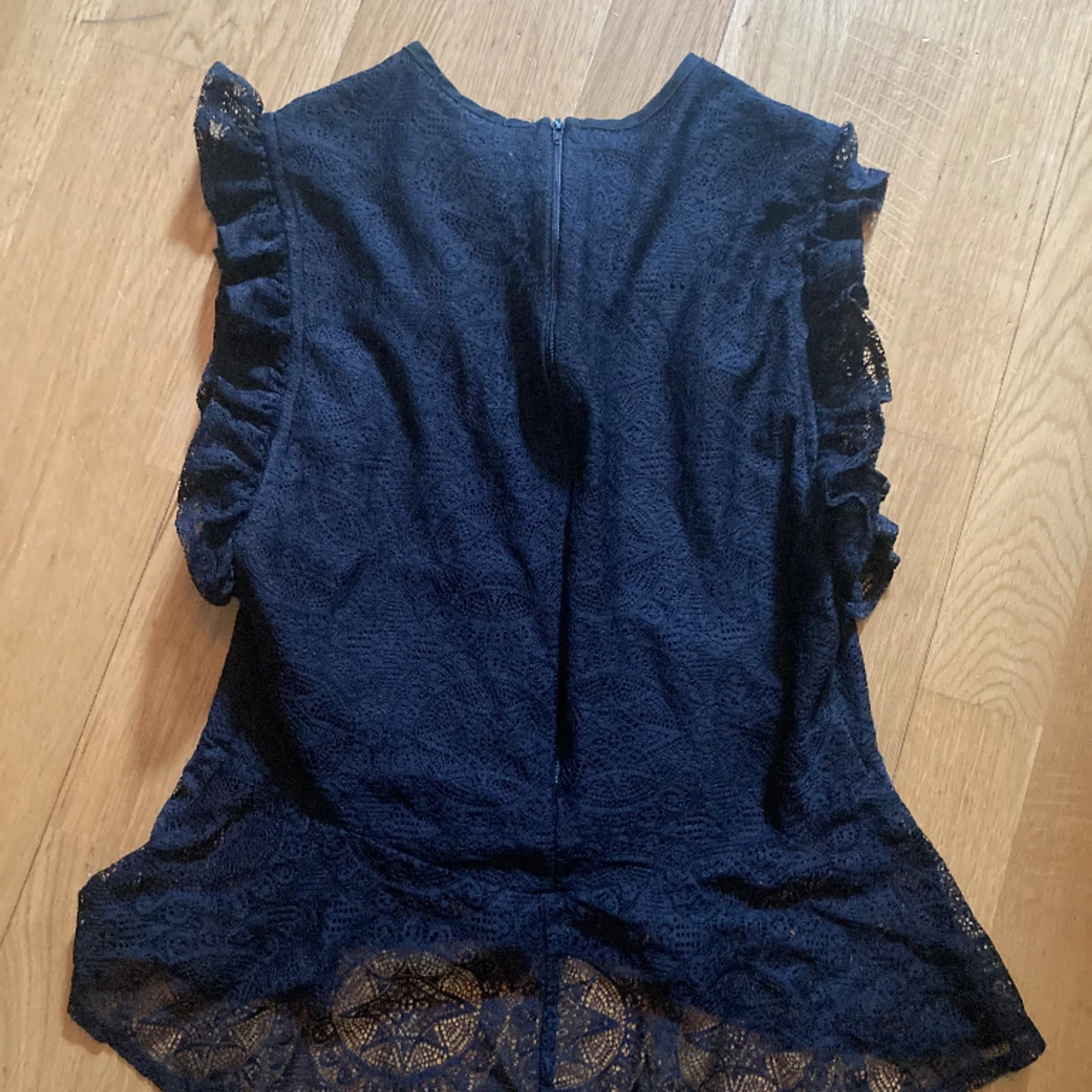 Svart ”acqua marine” topp/blus med spets - 90