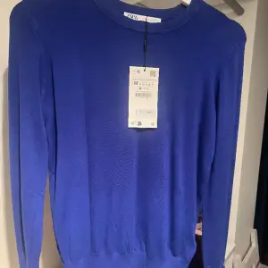 Långärmad superfin blå tröja från Zara  i storlek M. 💙💙Helt oanvänd, inga defekter.💖