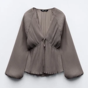 Zara topp - Säljer denna superfina toppen från zara som är slutsåld, använder den inte mycket längre säljer den därför, i nytt skick köpt för 180kr💕