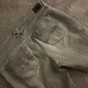 Jätte snygga lågmidjade jeans från Tommy Hilfiger med bootcut. Säljer nu för att de är för stora. Pris kan diskuteras Storlek: 30/34