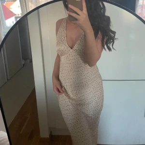 Blommig vår/sommarklänning! - Jätte söt klänning i ljus rosa med blommor. Storlek medium men passar mig som är small.