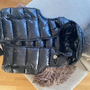  Moncler väst  - Storlek 3  Använd 4 gånger är i bra skick för mer bilder skriv till mig 