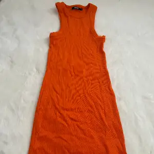 Orange klänning från Bik bok i storlek S. Använt endast en gång. Men är som helt ny i materialet. 