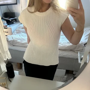 Stickad tröja - Vit stickad väst, superfin och knappt använd