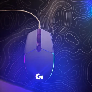 Logitech g203 gaming mus - Inköpt i oktober 2023 för 500kr. Använd som extra mus och är i gott skick.