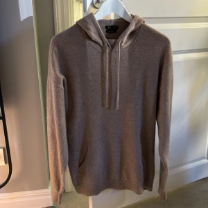 Kashmire hoodie Massimo dutti - 100% kashmire hoodie i storlek M   Säljs för 950kr