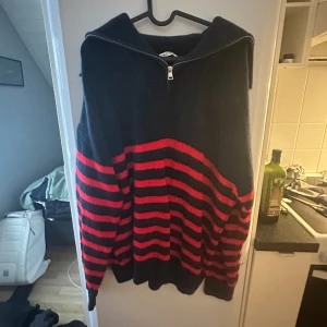 Stickad tröja  - En jättefin randig stickad tröja från zara i marinblått och rött. Aldrig använd och är i storlek M. 