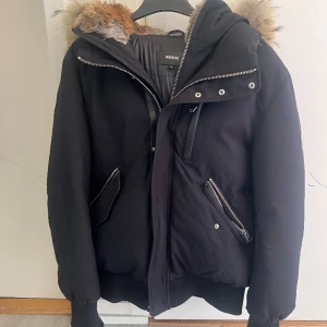 Mackage jaka  - Fint skick men kommer tyvärr inte till användning längre, skriv för fler bilder. (Pris kan diskuteras vid snabb affär) ny pris 14900 köpt på NK