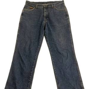 Wrangler jeans - Säkjer dessa snygga wrangler jeansen då dom är för stora för mig 💙 lite slitna nere vid hälarna men annars bra skick. Skulle säga att dom är ca strlk 46