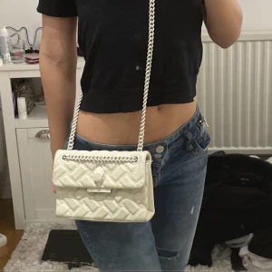 Kurt geiger väska - Säljer min fina Kurt Geiger väska som köptes i början på hösten för 2025 kr och är i toppenskick kan tänka mig byta mot en likadan fast svart ❤️❤️