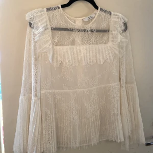 Spetsblus från & Other Stories - Superbra skick, använd 2 gånger!☺️Pris kan diskuteras 