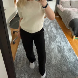 Svarta kostymbyxor  - Raka i modellen och skönt matrial, bra skick! 💕modellen ”straight petite” och passar längd runt 160.  Ny pris  400