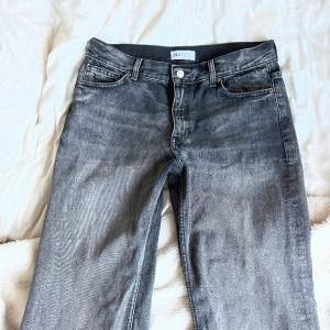 Baggy utsvängda zara jeans i grått, knappt använda, avklippta nertill, jag har vanligtvis 36/38