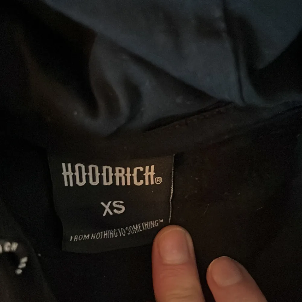 Säljer denna hoodie i storlek xs. Nytt skick har använt den fåtal gånger. Köpte den i slutet av november.😊. Hoodies.