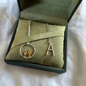 Maria Nilsdotter halsband A - (Till höger) Halsband i bokstaven A från Maria Nilsdotter. Kedja på längden: 45 cm