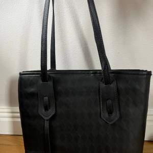 Säljer en svart väska som knappt kommer till användning! Inga defekter  Skriv vid frågor 