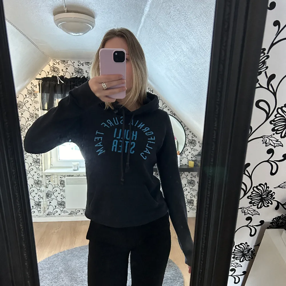 Säljer min skitsnygga Hollister hoodie då jag har en liknande jag använder mer. Bra skick och sitter fint mot kroppen, inte så puffig. Skriv om ni har frågor🤗 KÖPAREN STÅR FÖR FRAKT . Hoodies.