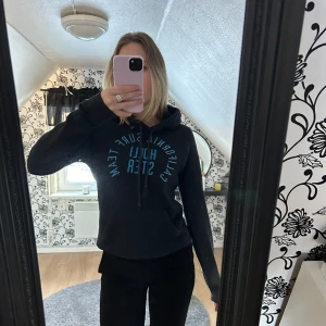 HOLLISTER HOODIE - Säljer min skitsnygga Hollister hoodie då jag har en liknande jag använder mer. Bra skick och sitter fint mot kroppen, inte så puffig. Skriv om ni har frågor🤗 KÖPAREN STÅR FÖR FRAKT 