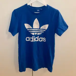 Klarblå adidas T-shirt 💘 den har slitningar på trycket därav priset !! Skriv om ni har frågor!!