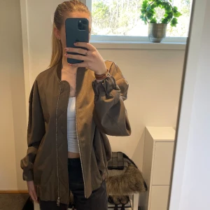 Zara jacka - Sååå snygg tunn bomberjacka från Zara💚 Den är i en så fin olivgrön färg och så cool men den kommer inte till användning tyvärr. Så fint skick och enbart använd 2-3 gånger. Nypris: 1500 kr