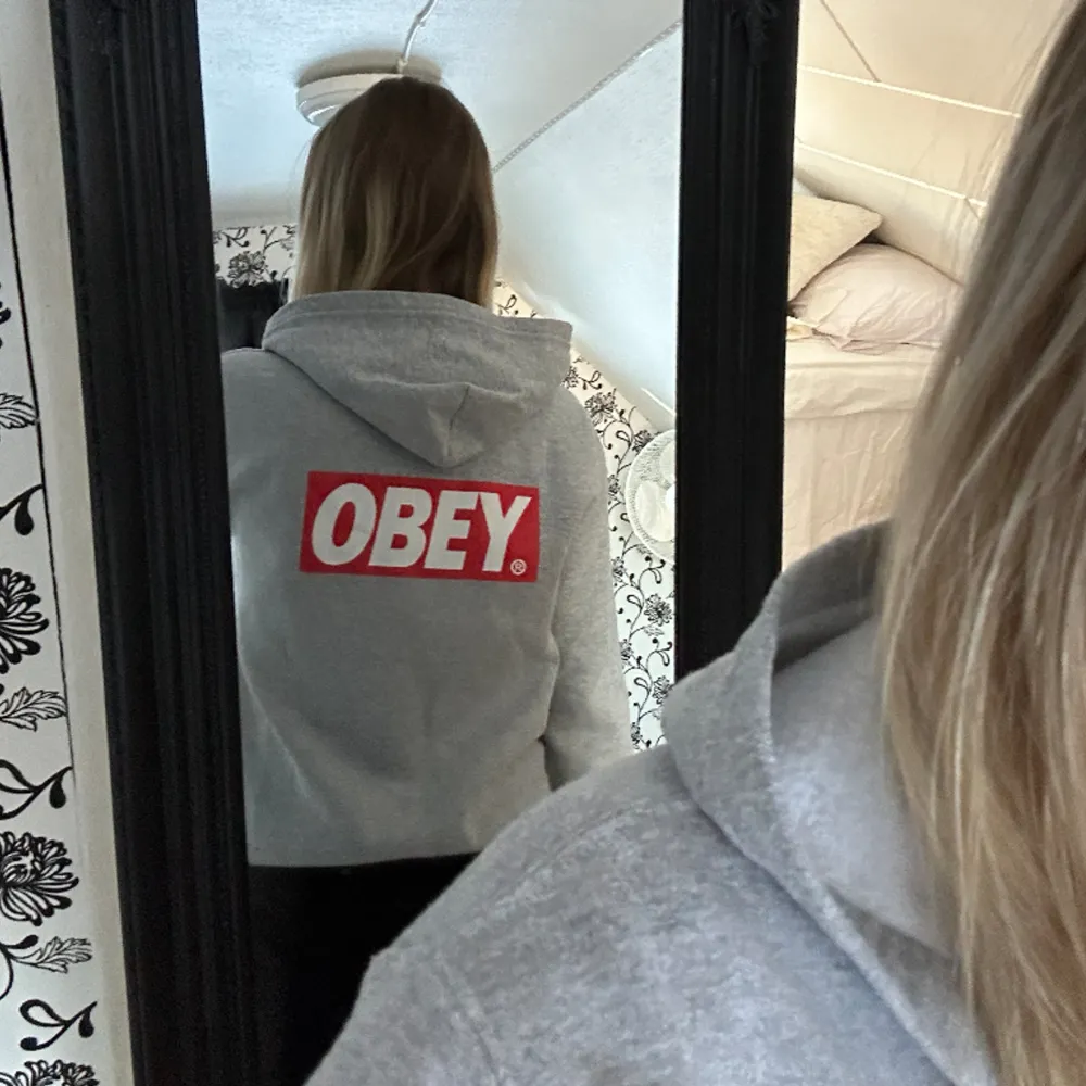 Skitcool Obey hoodie som längre inte används. Stort tryck på baksidan. Lite noppig där av priset men inget som inte går att fixa! Skriv om ni har frågor eller vill ha fler bilder!💘 KÖPAREN STÅR FÖR FRAKT . Hoodies.