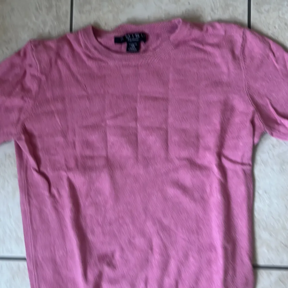  Säljer dina rosa stickade tröja för att den inte kommer till användning längre  I storleken xs. Hoodies.