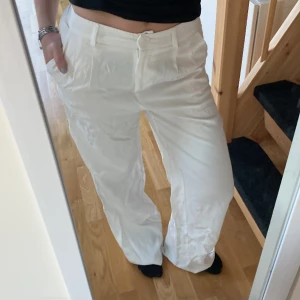 Vita linnebyxor  - Vita linnebyxor med riktiga fickor fram och ”fakefickor” bak. Resår i midjan med dragkedja och knapp! 