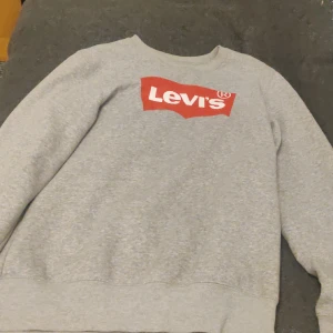 Levis tröja grå - Storlek: ni såg på bilden Väldigt bra skick. Använd ett par antal gånger. Mysig och bekväm