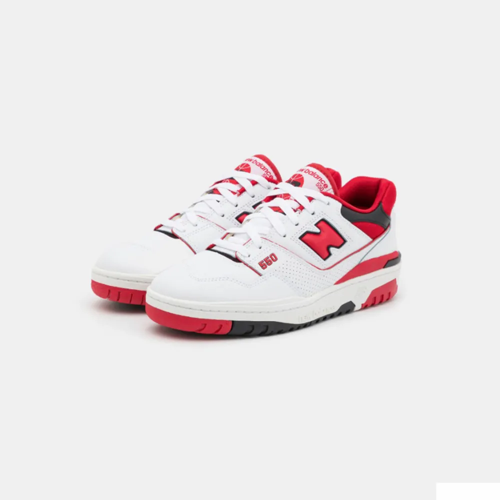 New balance sneakers i färgen vitt/rött, med storlek 40, har använt bara några gånger, säljer den för jag råka köpa lite storlek. . Skor.