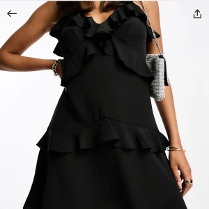 Klänning - Säljer denna fina klänning från asos i storlek 36. Helt ny med lapparna kvar då jag inte hann skicka tillbaka. Nypris 449 Skriv för fler bilder/ frågor🩷🩷