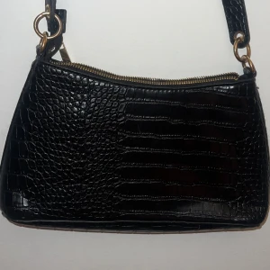 Axelremsväska, använd 2 gånger  - Använd 2 gånger, från New yorker, jätte bra skick och vid intresse av insidan eller annat skicka bara ett meddelande:) men den är bra skick där med men glömde ta bild.