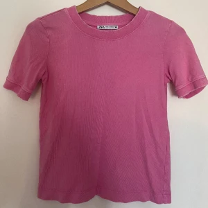 Topp - Helt perfekt rosa topp inför våren & sommaren från Zara🩷 tyvärr kommer den inte till användning hos mig 