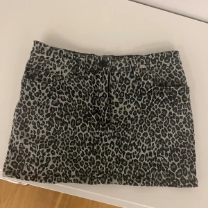 Leopard kjol - Säljer min leopardkjol, samma material och passform som en jeanskjol!!💞Det står ingen storlek på lappen men skulle säga att den är som en xs