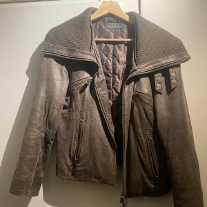 Brun skinnjacka  - skinnjacka vet ej vart ifrån min mammas gamla som hon använde på under 00-talet.