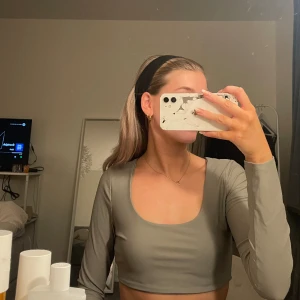 Fest topp - Säljer denna snygga fest topp från zara!! Toppen är i storlek L men passar mig som vanligtvis har xs/s. Kontakta mig vid intresse, frakten tillkommer och är spårbar 💝