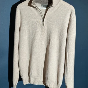 Corneliani half-zip - Strl 48= S/M  90% ull och 10% cashmere.  Inköpt på NK. Kvitto finns ej.   Köparen står för fraktkostnaden.   Kan mötas upp i centrala Stockholm.   Allt på min sida är äkta.
