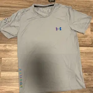 Helt ny Under armour T shirt med färgen utav lite mörkare grå, skriv om fler bilder eller något annat!