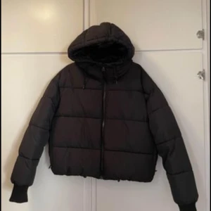 Monki Vinterjacka  - Croppad vinterjacka strl S svart från Monki. Dragkedjefickor, rymlig huva och  Lite oversized i strl, snöre att dra åt i fållen. Varm och skön. Säljer då jag inte använder längre. Fint skick.