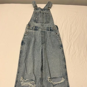 Jeans overaller - Bara använda 2 gånger, inget slitage förutom hålen som ska såklart vara där Storlek 32 275 + frakt