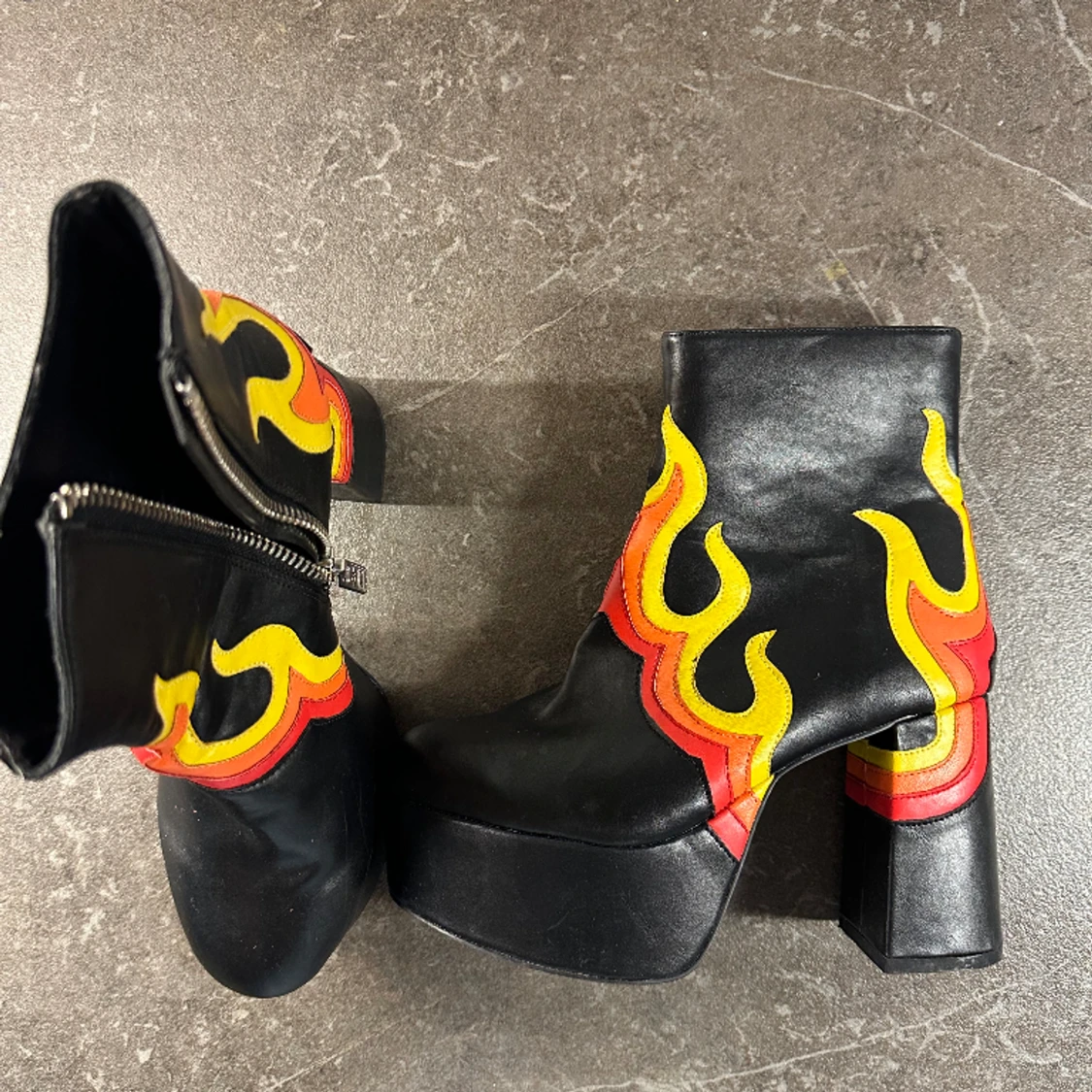 Current mode plattform boots