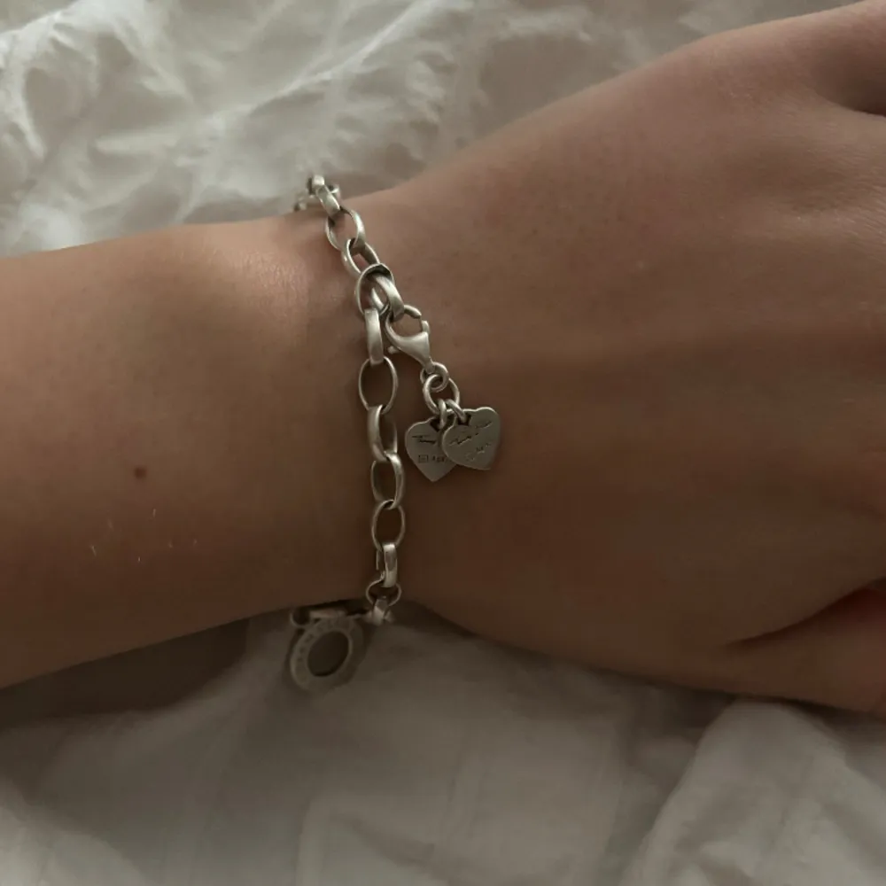 Säljer mitt fina sabo armband då jag bytt över helt till guld! Varan har inga defekter och en söt lite berlock tillkommer!❤️pris kan diskuteras vid en snabb affär!. Accessoarer.