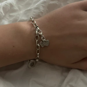 Thomas sabo armband! - Säljer mitt fina sabo armband då jag bytt över helt till guld! Varan har inga defekter och en söt lite berlock tillkommer!❤️pris kan diskuteras vid en snabb affär!