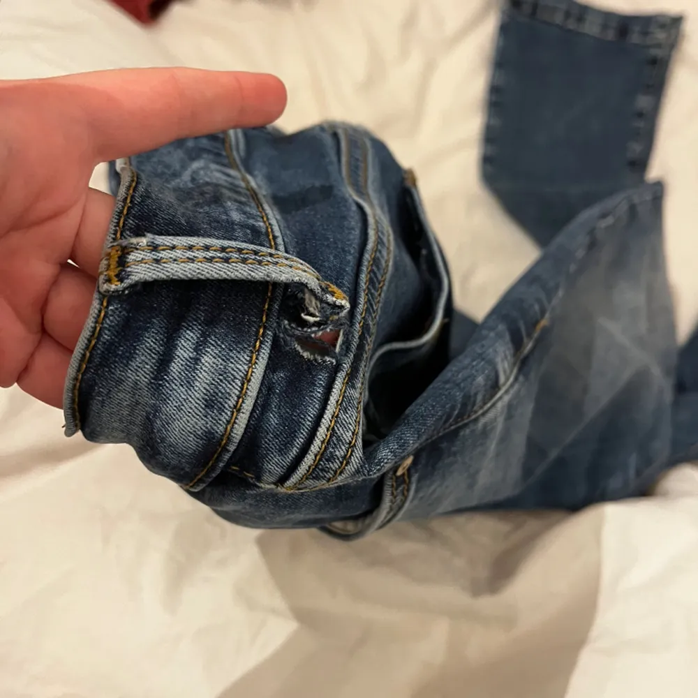 Säljer mina Ltb jeans i modellen bootcut fallon (low waist).Sitter nästan exakt som valerie modellen. De är jätte fina och storlek 25/30. De är i perfekt skick förutom att det har blivit ett hål där bältet ska sitta, men inget som syns när de är på💕💕. Jeans & Byxor.