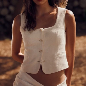 Zara väst i linnemix - Strl XS. svår att få tag på. sålde slut direkt. För liten för mig. Byter gärna mot en S