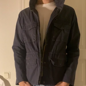 Field jacka  - Jäkligt snygg jacka till salu då den tyvärr är förliten. Passar M. 191cm på bilden