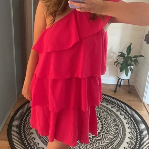 Sommar klänning  - Fin klänning med volanger som endast är använd på midsommar💗 fick den av min kusin och är ingen lapp på så vet tyvärr inte var den är ifrån