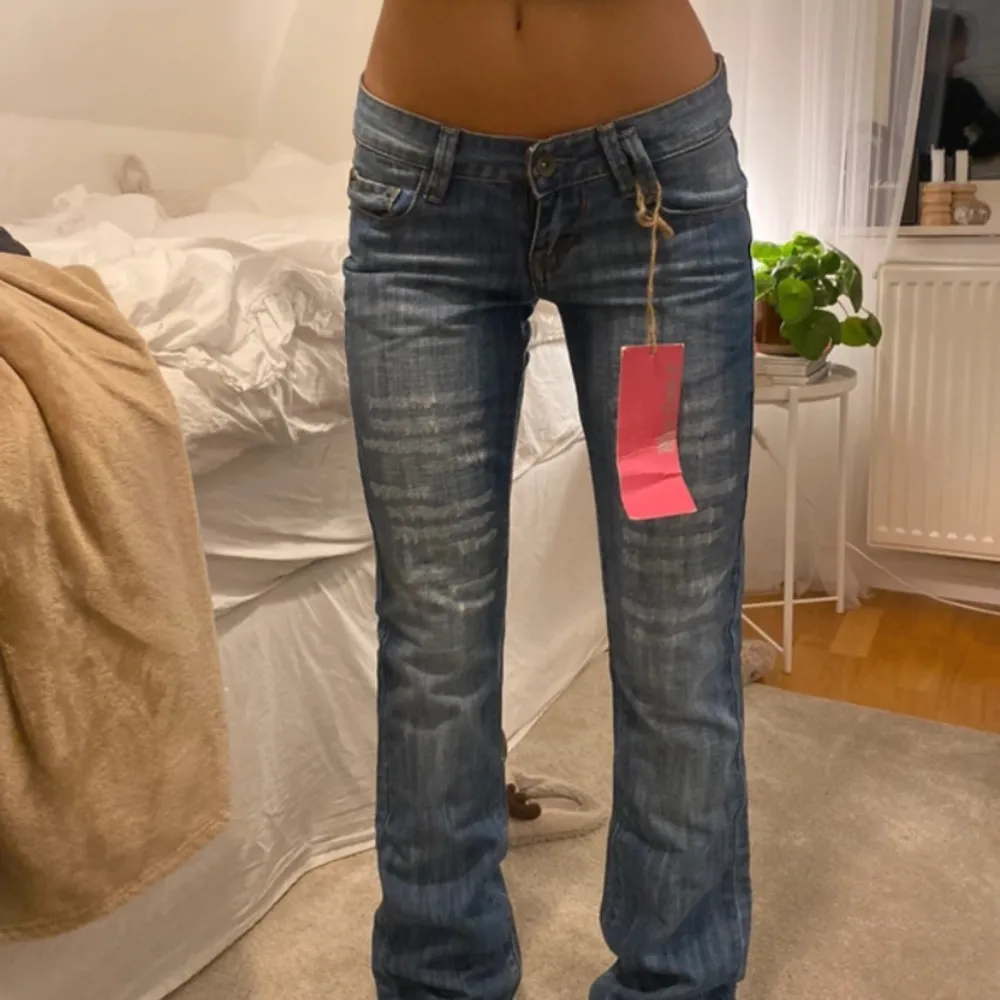 Sjukt snygga jeans! Jag är 164 cm. Tyvärr har dragkedjan hoppat ur, går o använda ändå då den är så pass liten, annars går den att laga 🩷. Jeans & Byxor.