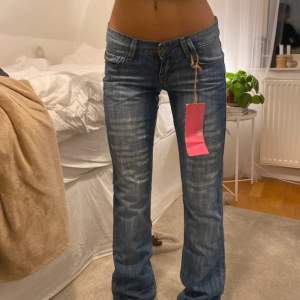 Sjukt snygga jeans! Jag är 164 cm. Tyvärr har dragkedjan hoppat ur, går o använda ändå då den är så pass liten, annars går den att laga 🩷