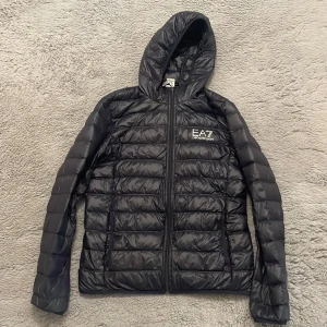 Armani jacka  - Armani jacka knappt använd perfekt inför våren, mörkblå färg, storlek XL men passar L och M perfekt för Armani jackorna är små i storlekar