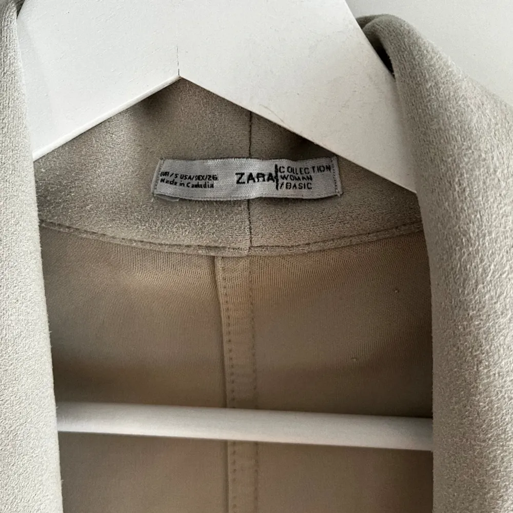 Simple beige jacket from Zara.  Perfect for spring 🐥  . Jackor.